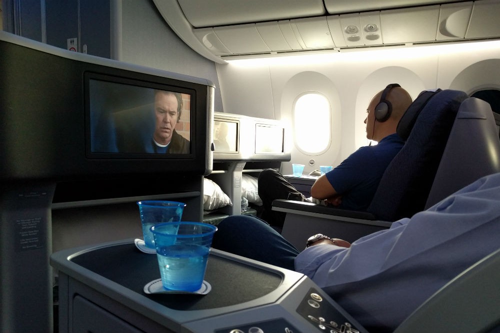 United 787 TV screens