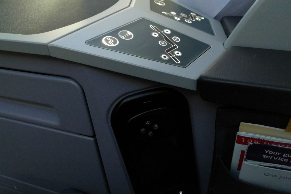 United 787 business first seat controls