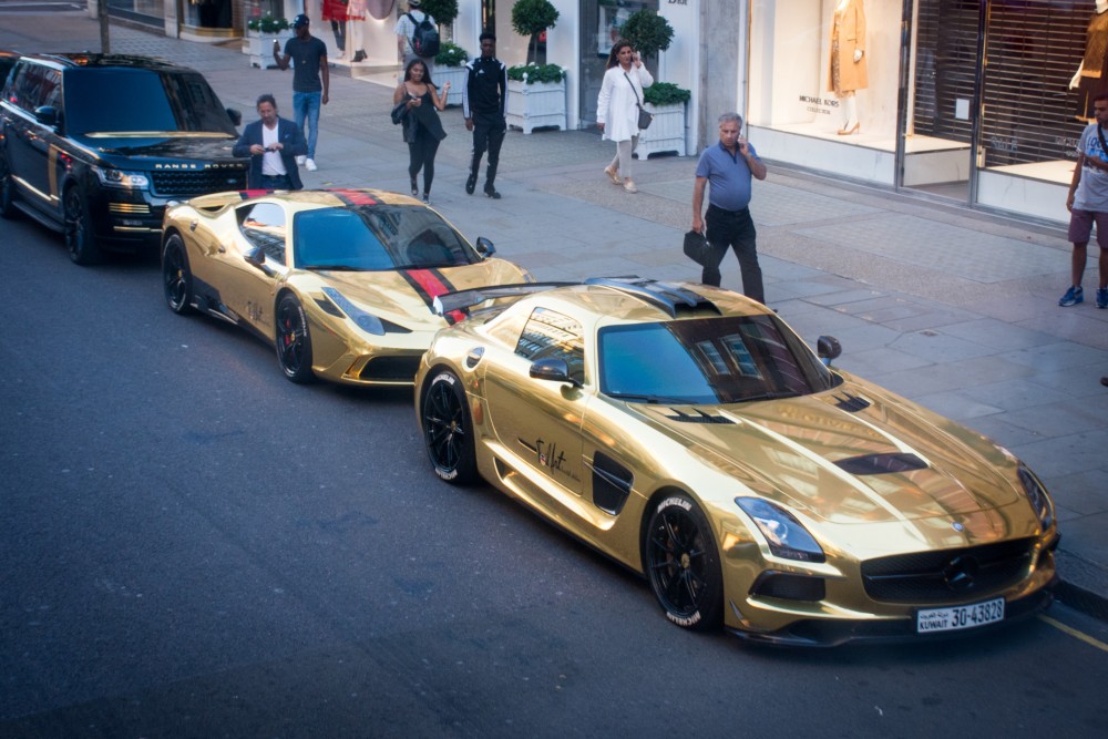 Ferrari 458, a modded Range Rover