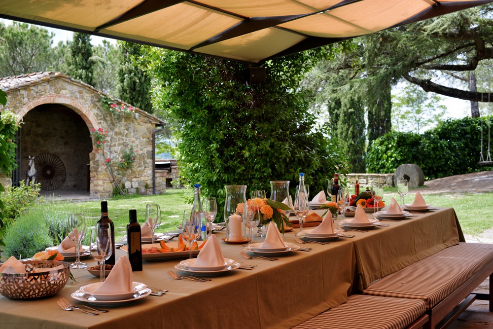 outdoor dining Ca di Pesa Italy villa