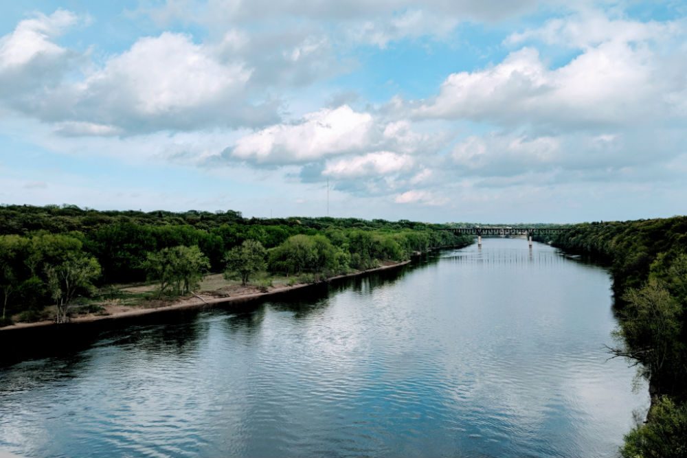 Mississippi River runs through Minneapolis Minnesota