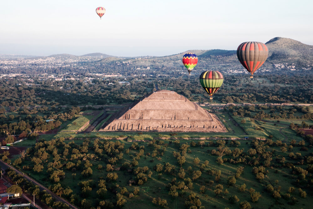 Gorgeous view of Teotihuacan, The Sun´s Pyramid surrounded by hot air balloons, shot take at the dawn.