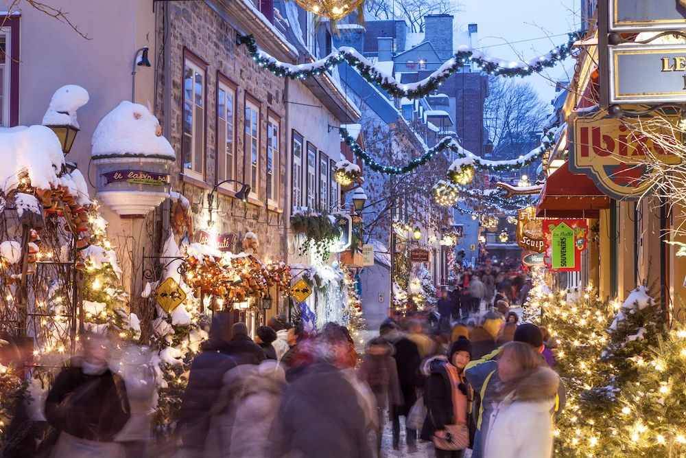 ihmisiä shoppailemassa Rue de Petit Champlainilla Quebec Cityssä joulun aikaan
