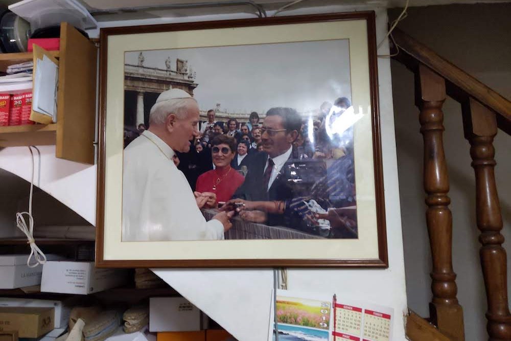photo of owners meeting pope in backroom at La Manual Alpargatera, oldest espadrilles shop in Barcelona