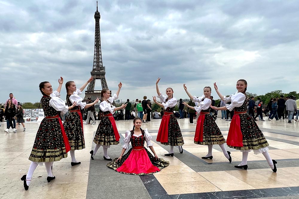 German dancers on Trocadero in front of the Eiffel Tower.