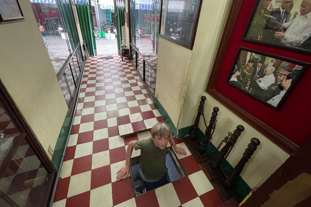 Zeke going downstairs to enter in a weapon cache in Saigon.