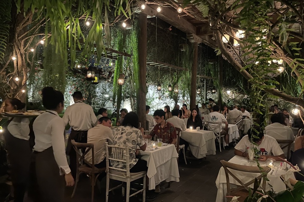 People dininng at the Larco museum restaurant in Peru