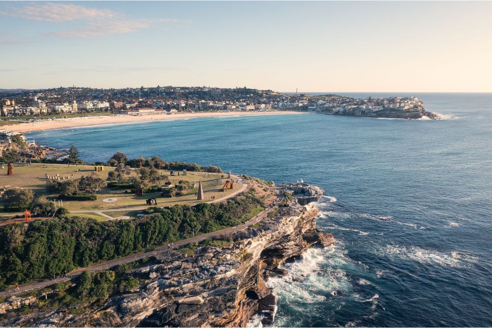 Cliffs and outdoor sculpture on the Bronte-to-Bondi coastal walk, Sydney, Australia.
