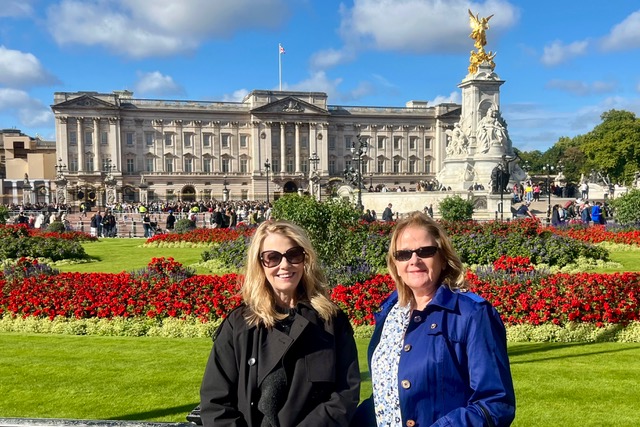 Barbara Mace and her sister Pat in front of Buckingham Palace.